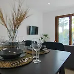 Phaedrus Living: Seaside Flat Constantinos 113