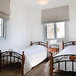 Lighthouse Villa, Central & Close To Beach