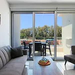 Phaedrus Living - Seaside Executive Flat Harbour 207
