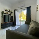 Seaside Two Bedroom Modern Flat In Tourist Area