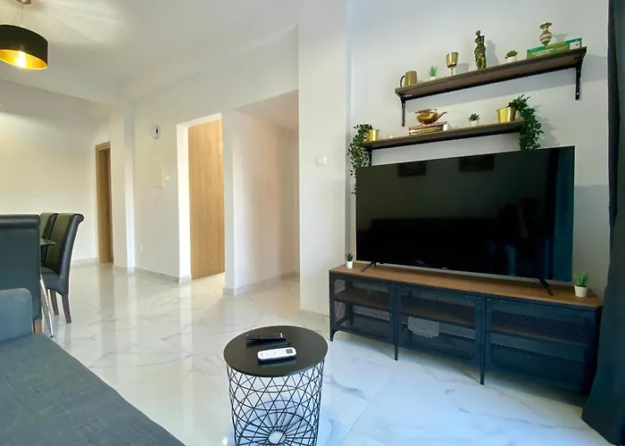 Seaside Two Bedroom Modern Flat In Tourist Area