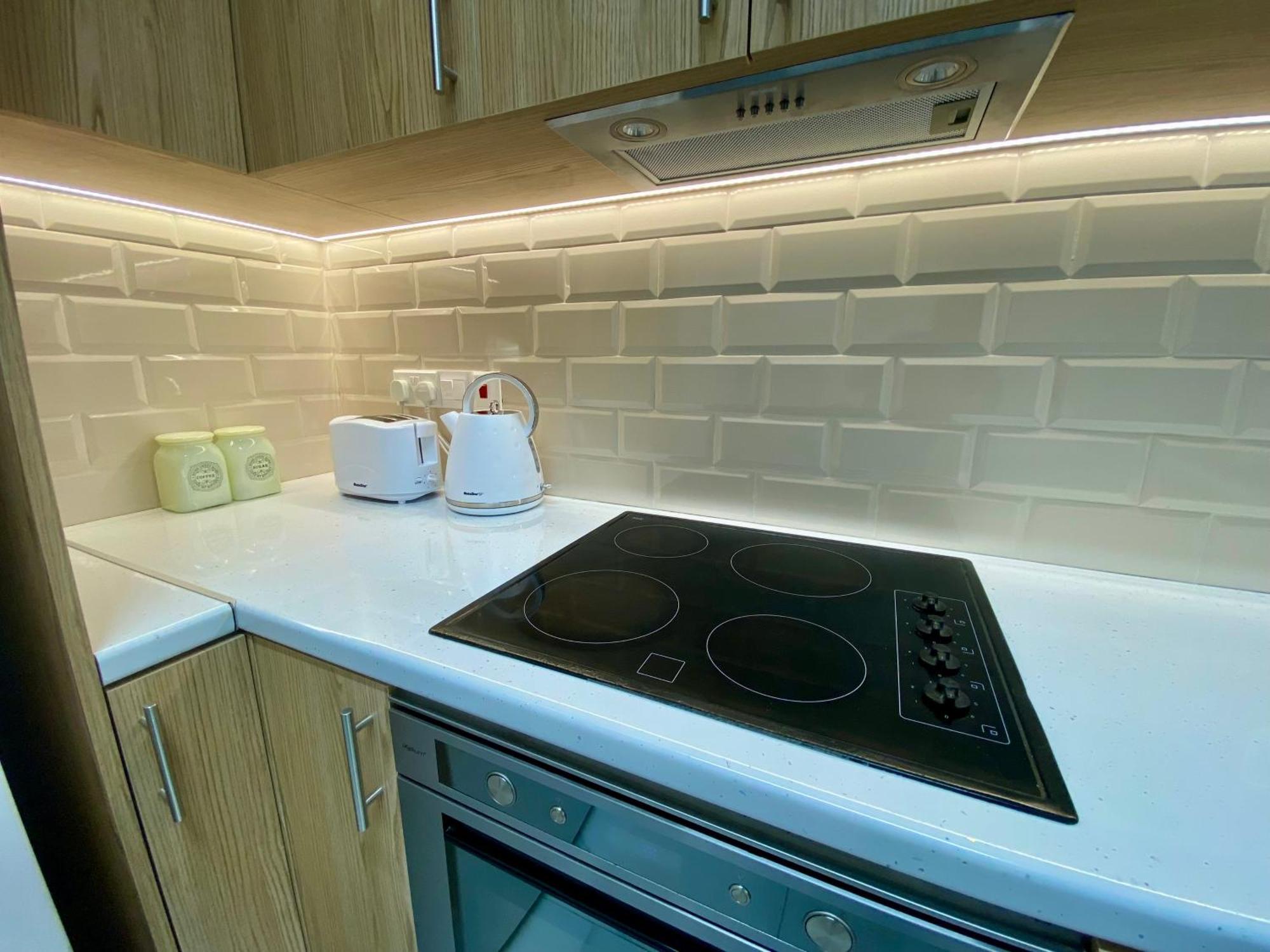 Seaside Two Bedroom Modern Flat In Tourist Area *