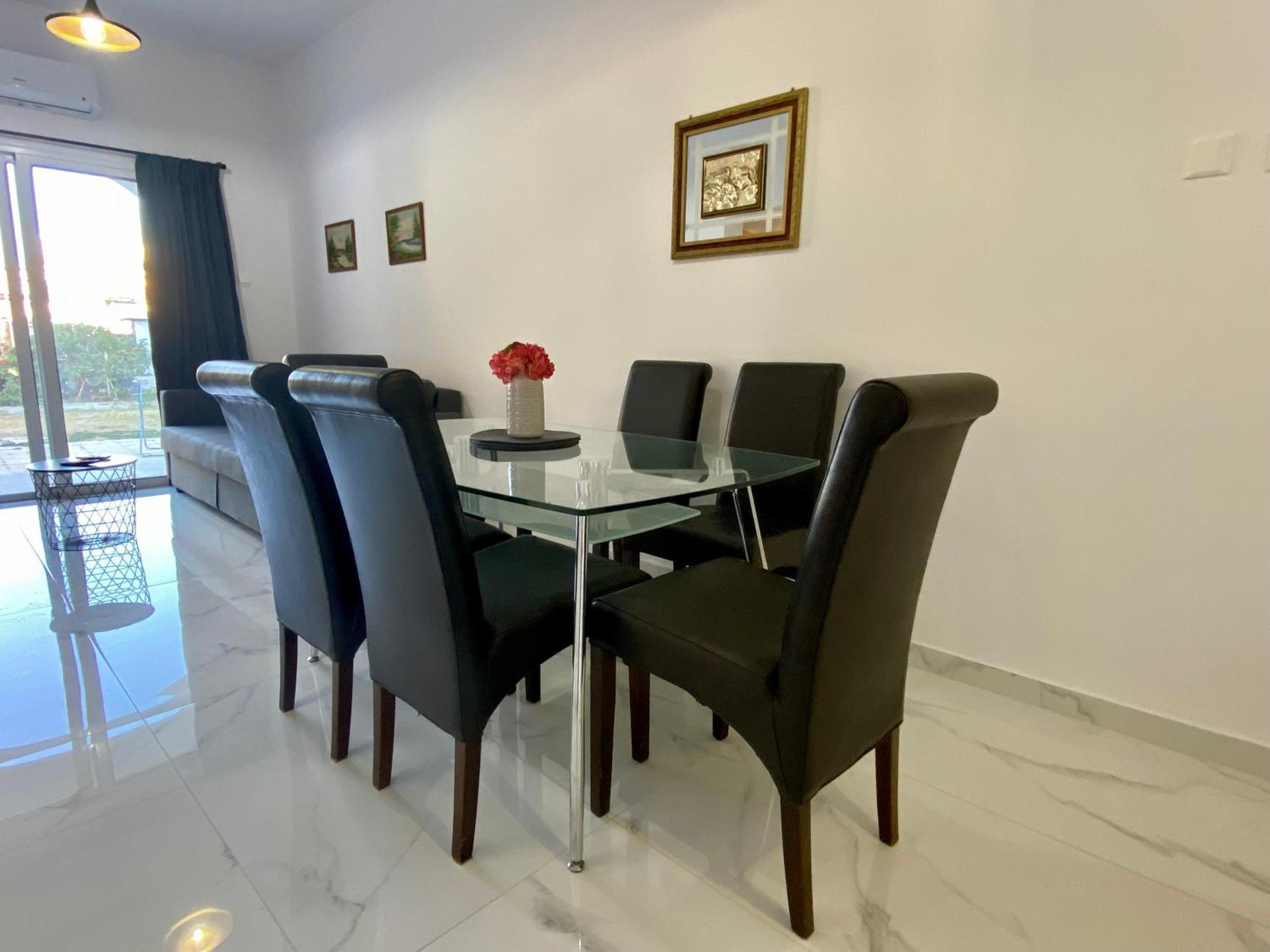 Seaside Two Bedroom Modern Flat In Tourist Area