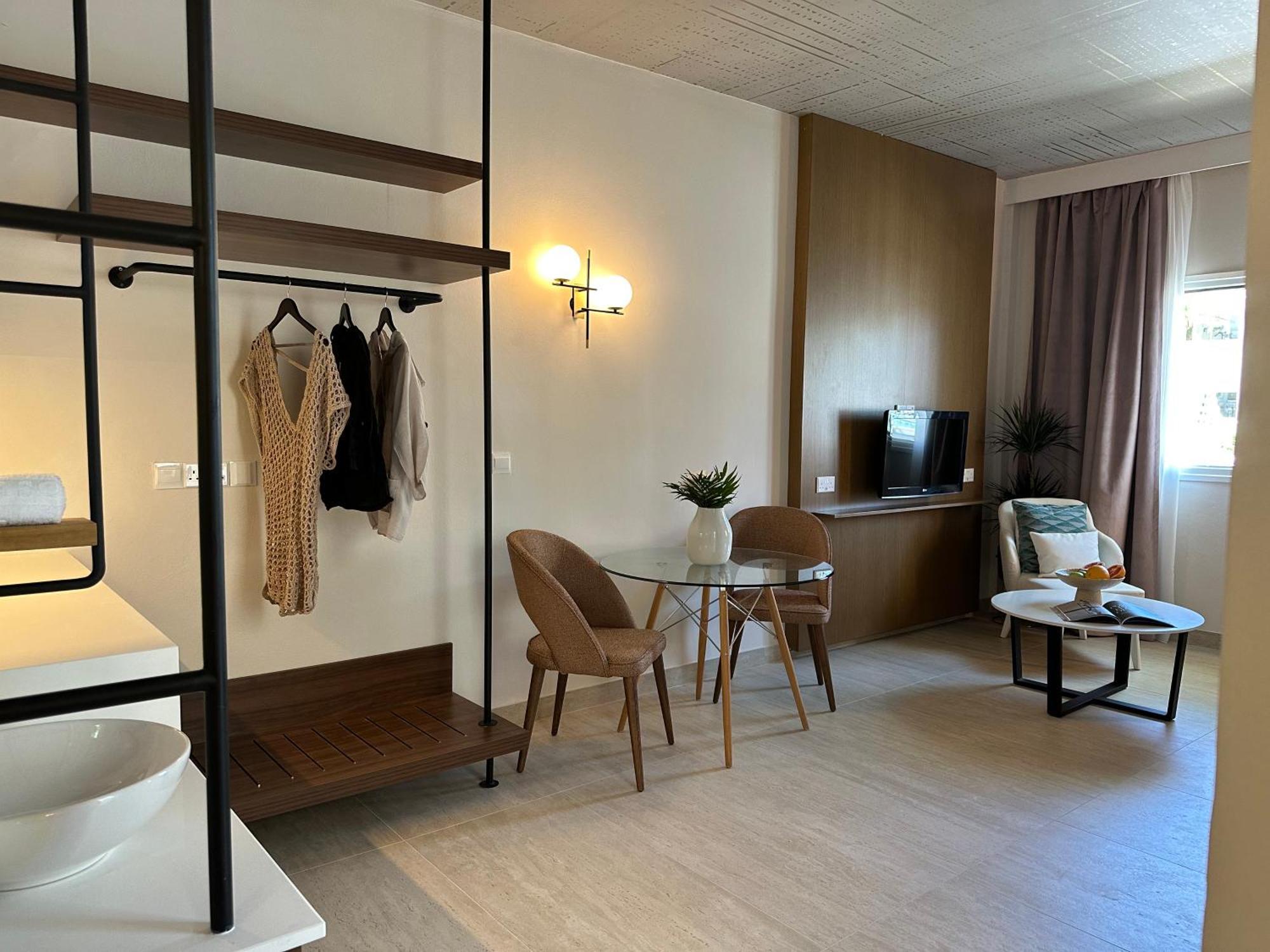 King Jason - Designed For Adults By Louis Hotel