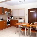 2 Bedroom Cates Top Floor Peaceful Apartment With Pool!