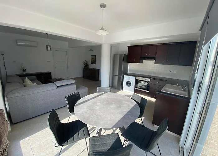 Cosy Apartment In Kato Paphos With Pool Access