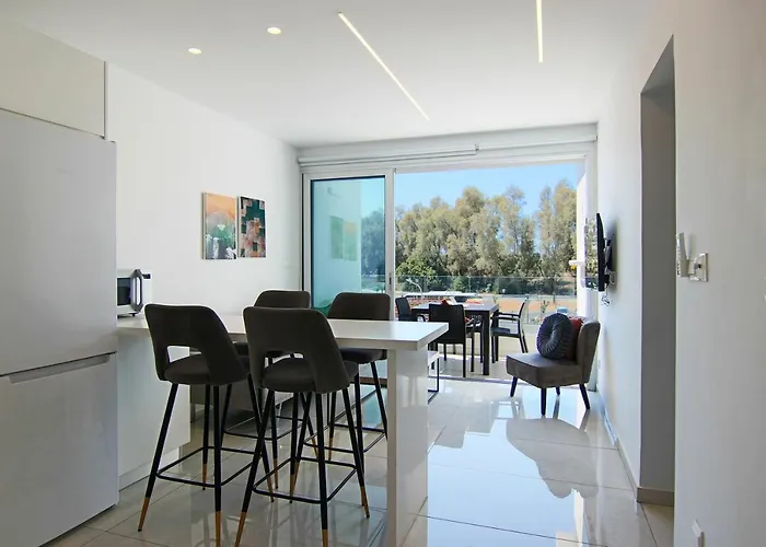 Phaedrus Living - Seaside Executive Flat Harbour 203