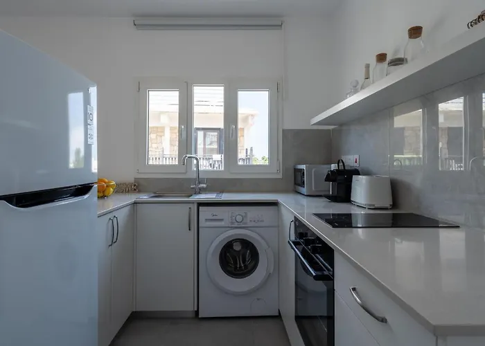 Seaview Apartment At Paphos Harbour