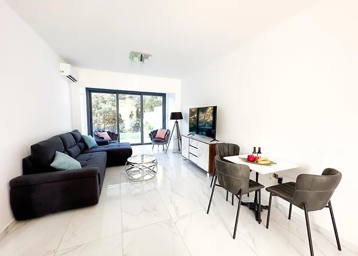 Luxury Garden Apartment