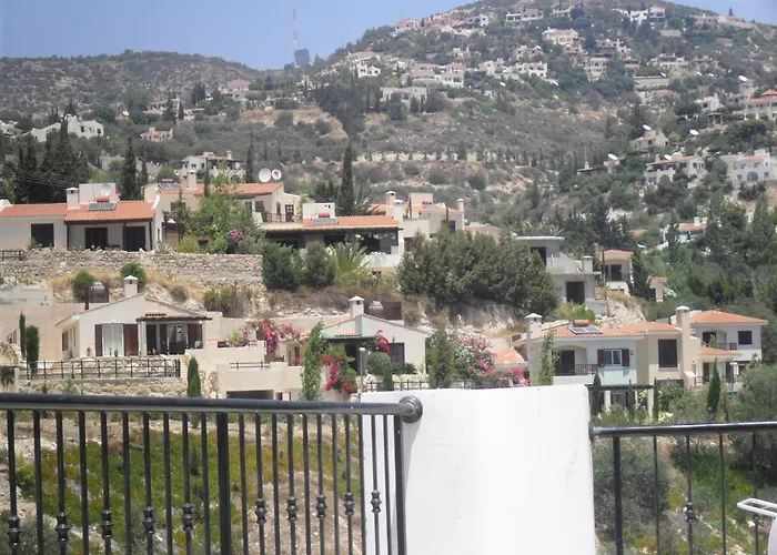 2 Bed Apt Mountains And Costal Views With Pool