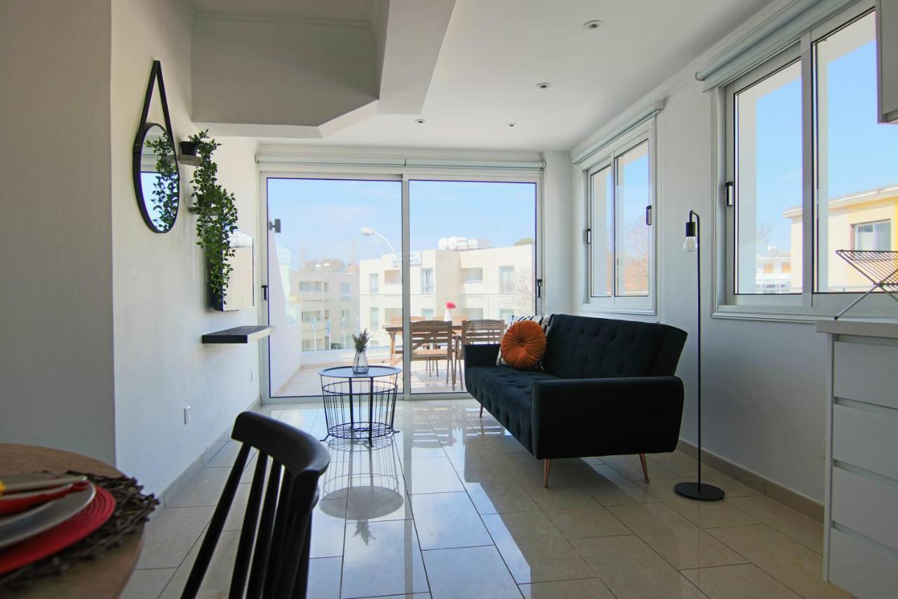 Phaedrus Living: Seaside Modern Flat Lighthouse 63 Apartment