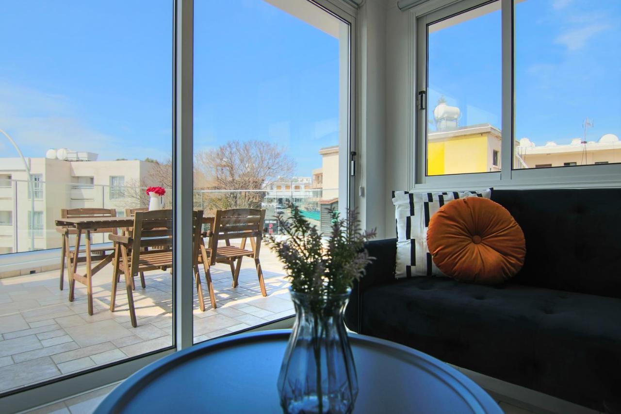 Phaedrus Living: Seaside Modern Flat Lighthouse 63 Apartment