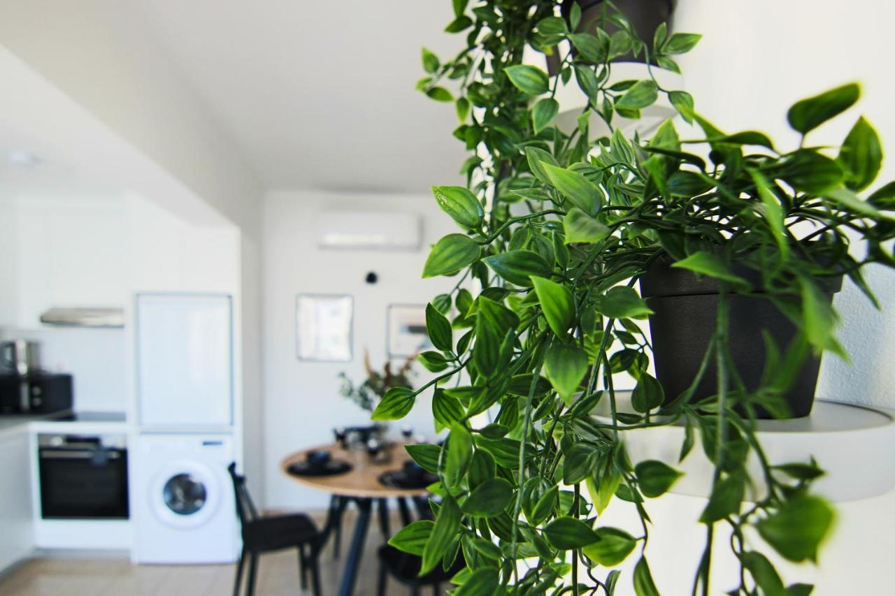 Phaedrus Living: Seaside Modern Flat Lighthouse 63 Apartment