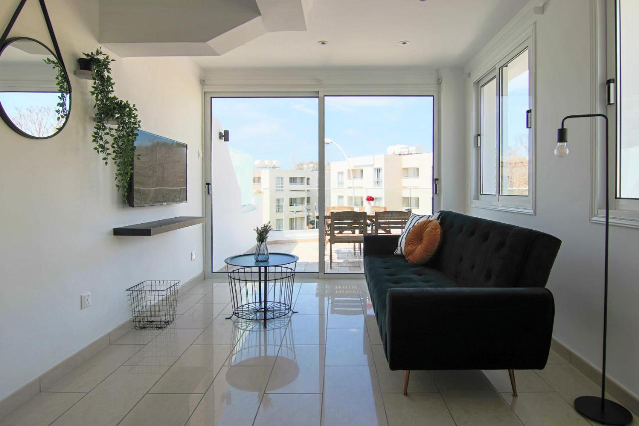 Phaedrus Living: Seaside Modern Flat Lighthouse 63 Apartment