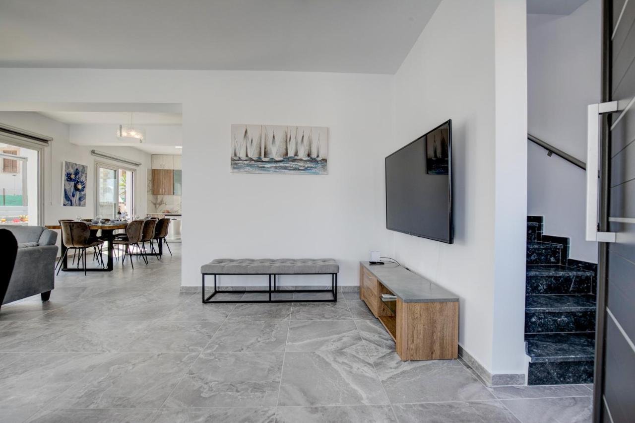 New Luxury 5eagles 5mins From Airport Villa Paphos