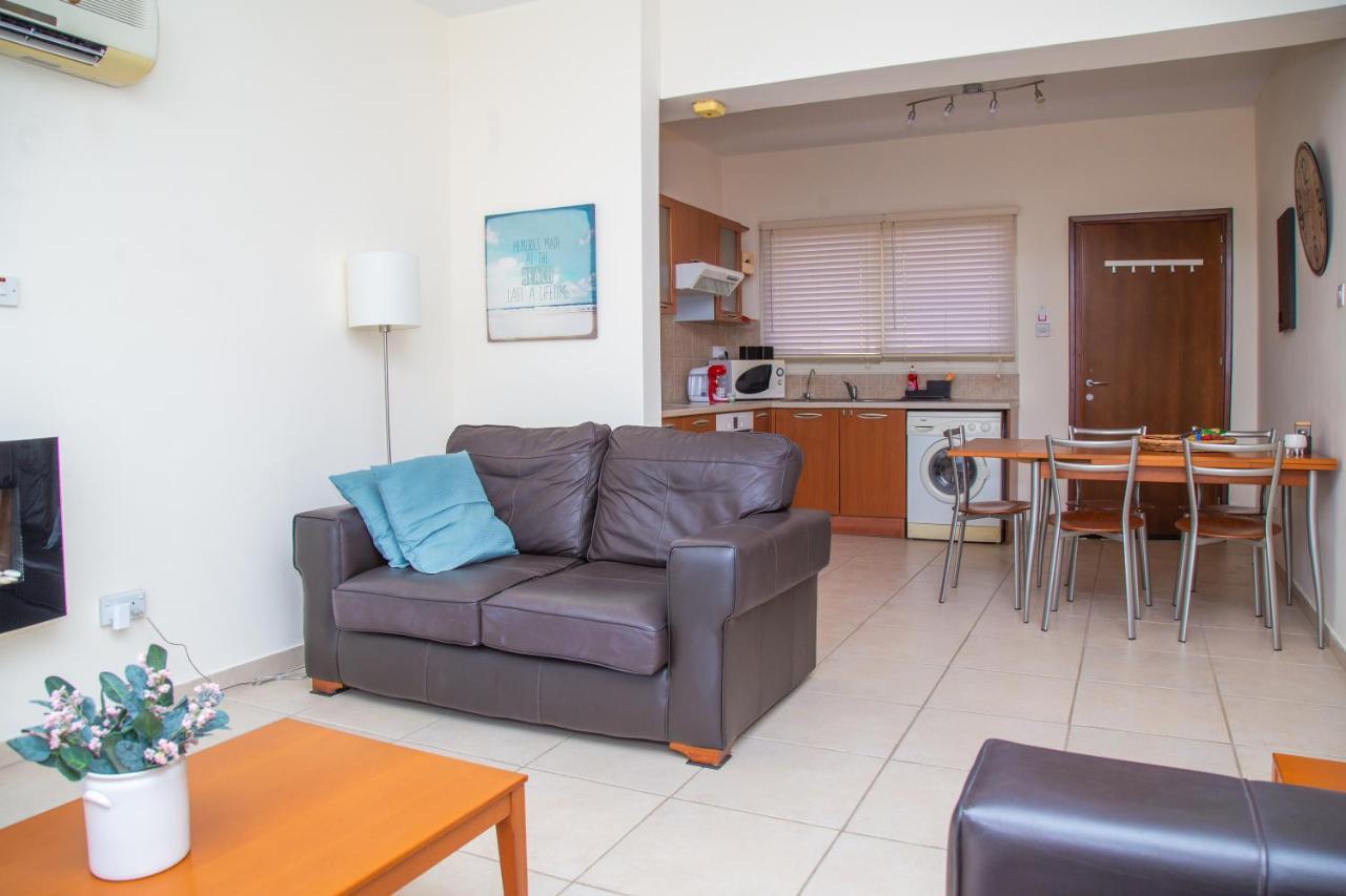 2 Bedroom Cates Top Floor Peaceful With Pool! *