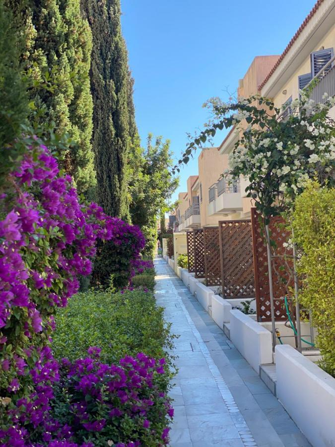Queens Garden Walking Distance To The Apartment *