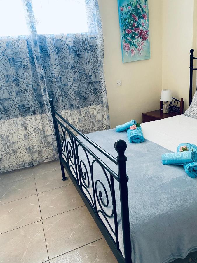Queens Garden Walking Distance To The Paphos