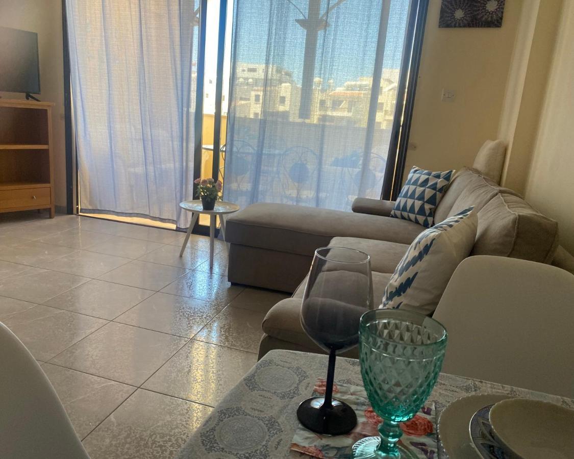 Queens Garden Walking Distance To The Apartment *