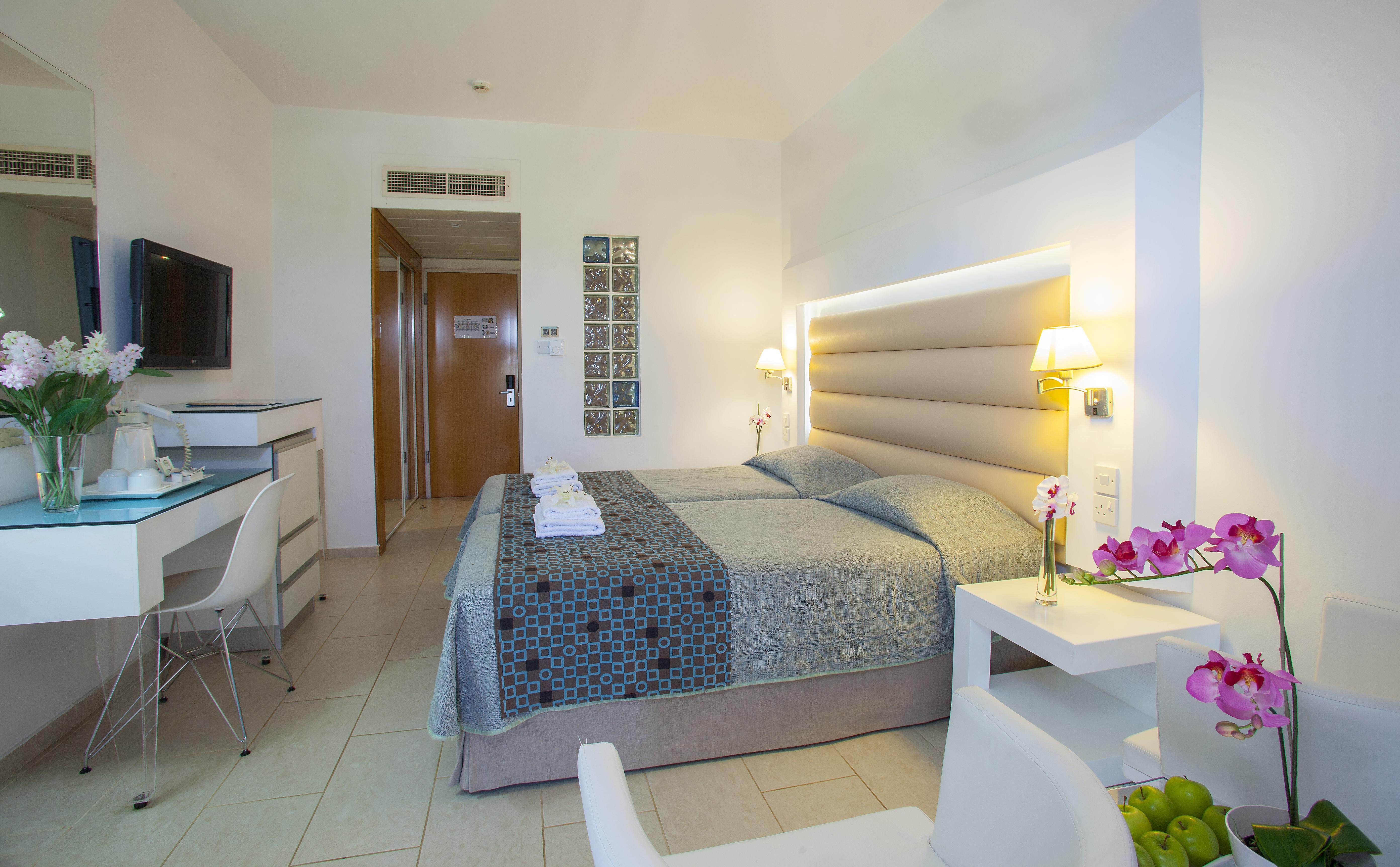 Hotel Leonardo Cypria Bay 4*