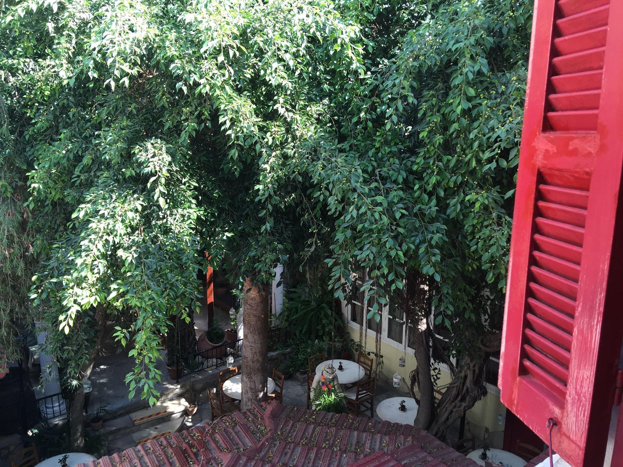 Kiniras Traditional & Restaurant Hotel 3*