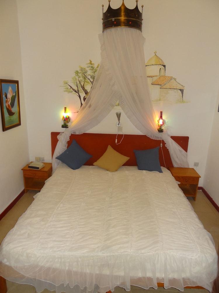 Kiniras Traditional & Restaurant 3* Paphos