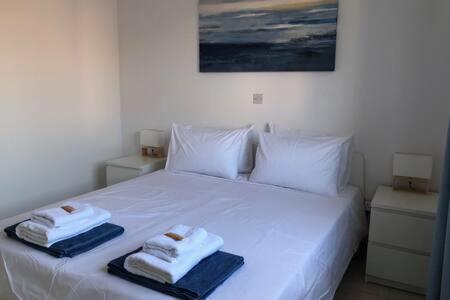 Apartment Limnaria - Luxurious, Spacious 3 Bed With Pool Views Paphos