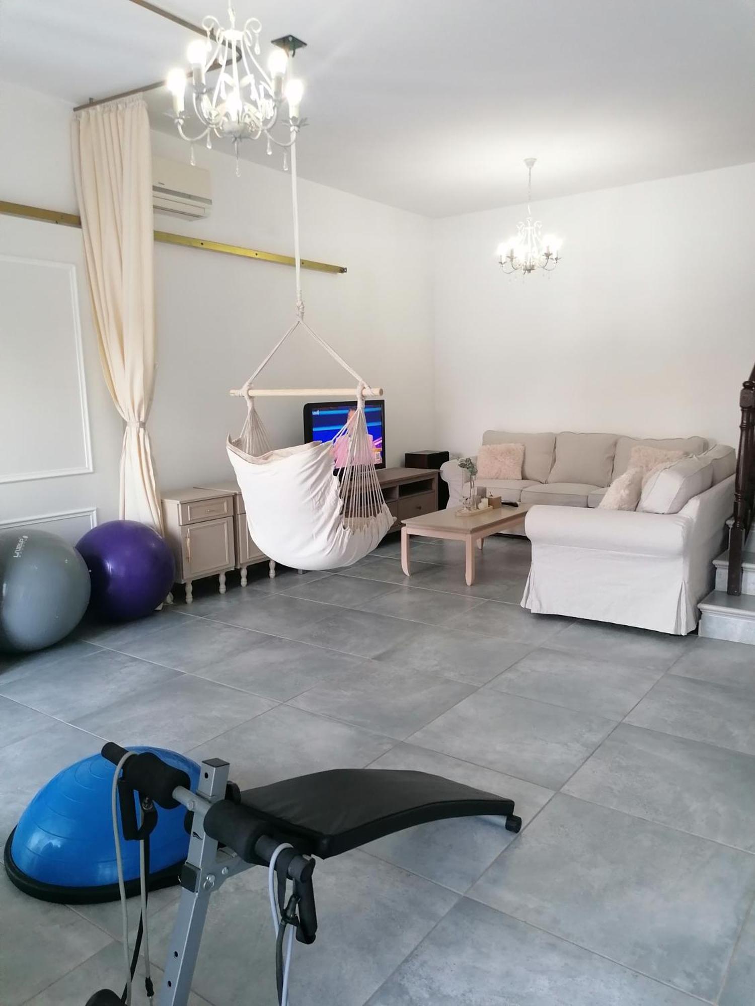 The Host - Women And Couples Only Homestay *