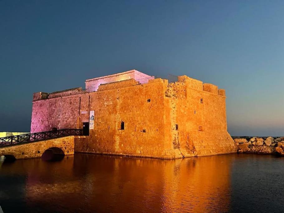 With A Luxurious Location Near The Sea Apartment