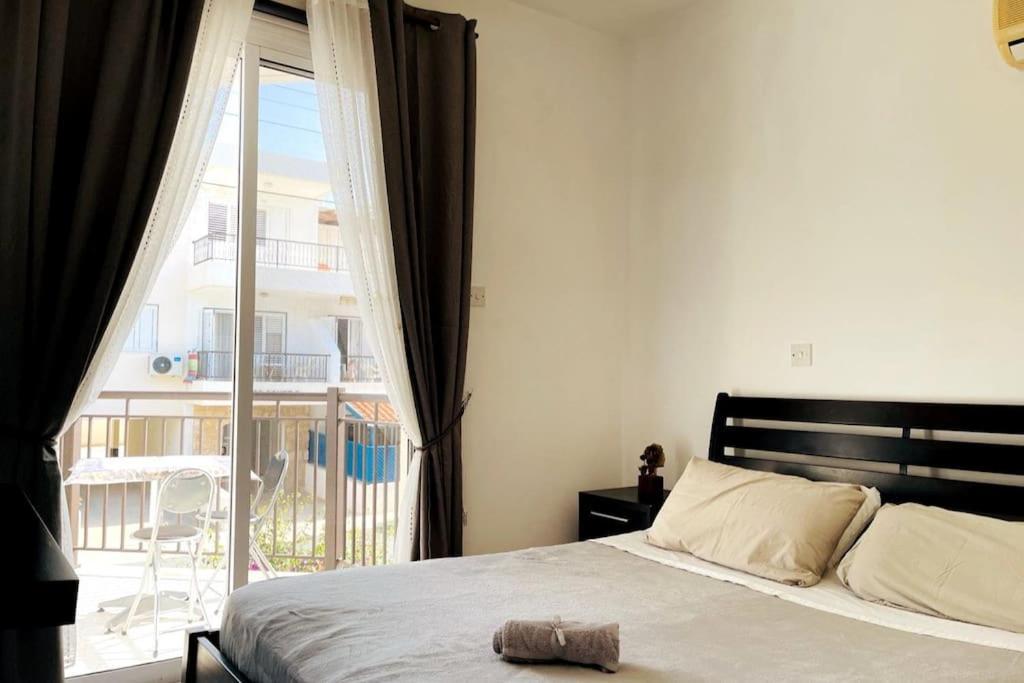 Apartment With A Luxurious Location Near The Sea