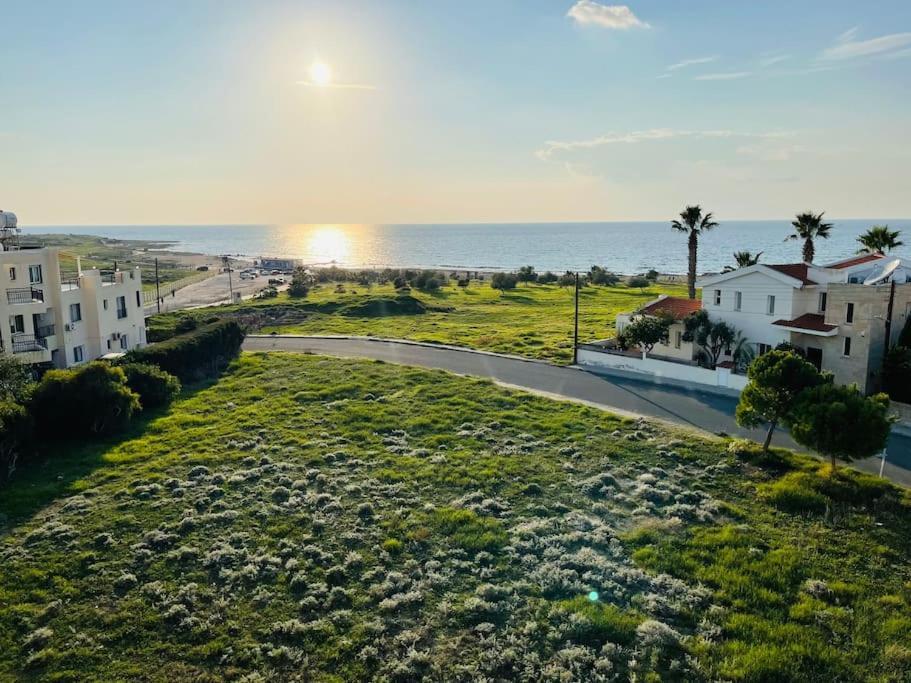 Apartment With A Luxurious Location Near The Sea