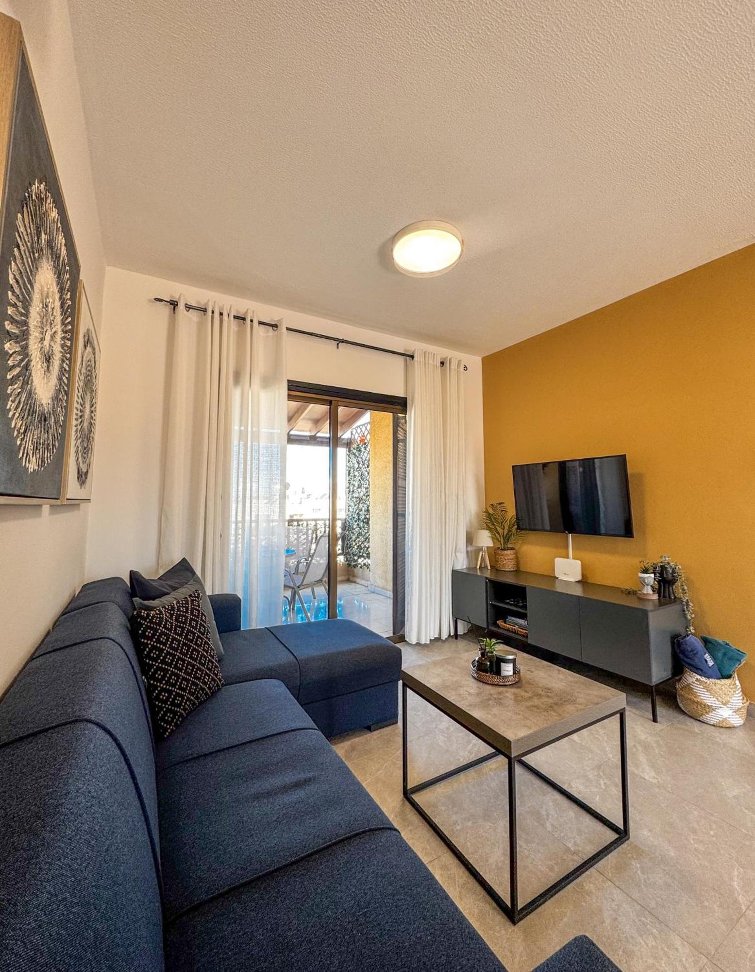 Horizon Gateway 1b, Paphos, Pool Apartment