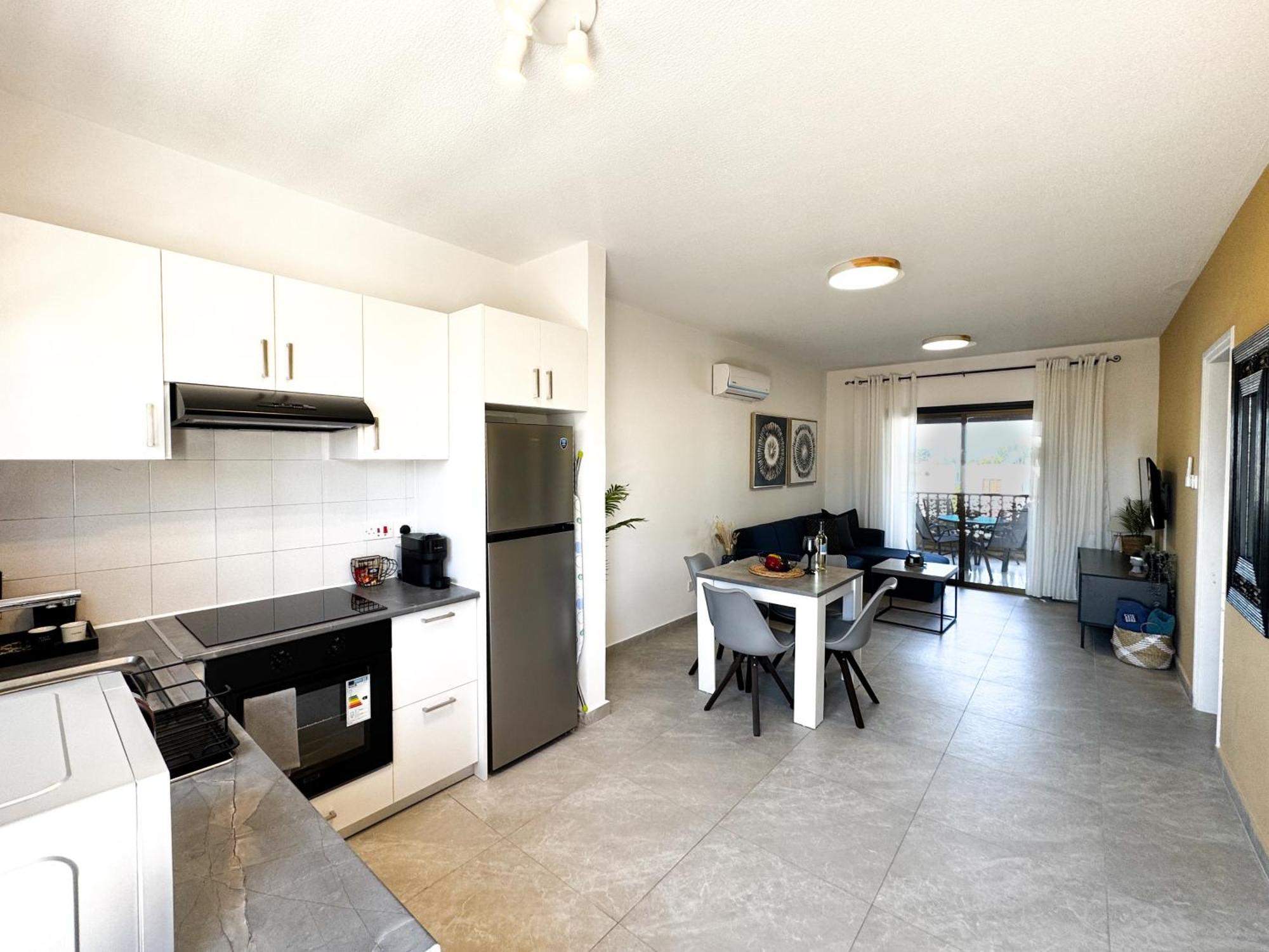 Horizon Gateway 1b, Paphos, Pool Apartment *