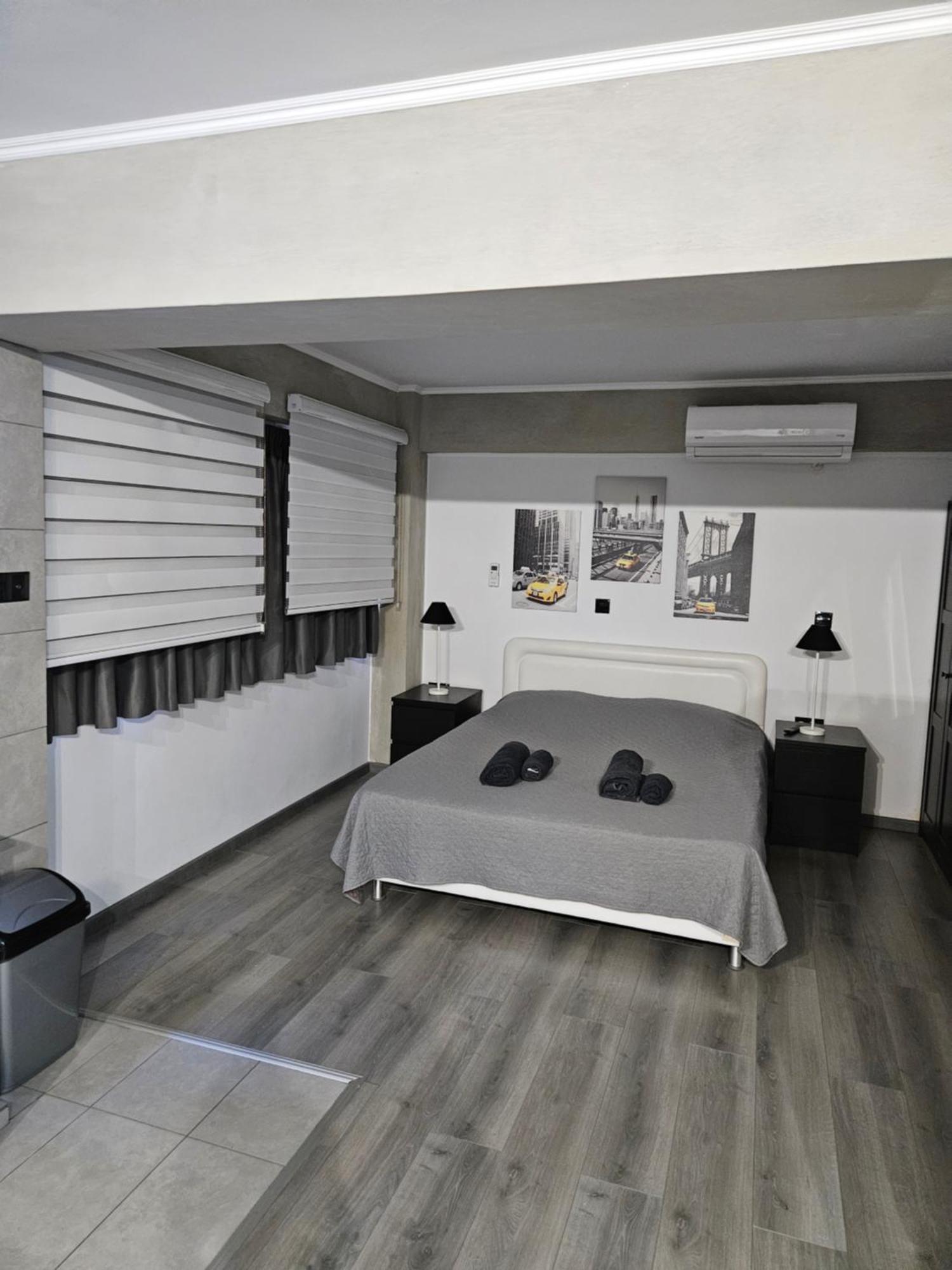 Black & White By Emmelia Group Apartment *