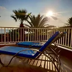 Coral Bay Modern Renovated Apartment By The Sea
