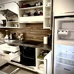 Coral Bay Modern Renovated Apartment By The Sea