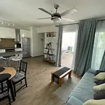Coral Bay Modern Renovated Apartment By The Sea