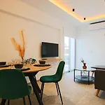 Phaedrus Living: Seaside Luxury Flat Lighthouse 69