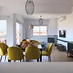 Phaedrus Living Cityview Luxury Flat Walnut Grove