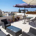 2 Bedroom Cates Top Floor Peaceful Apartment With Pool!