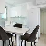 Phaedrus Living - Seaside Executive Flat Harbour 208