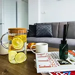Phaedrus Living - Seaside Executive Flat Harbour 204