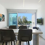 Phaedrus Living - Seaside Executive Flat Harbour 203