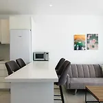 Phaedrus Living - Seaside Executive Flat Harbour 203