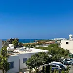 Modern Apartment Only 300M From Famous Venus Beach