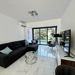 Luxury Garden Apartment