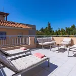 Summer Breeze Holiday Apartment With Pool