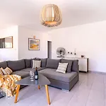 Summer Breeze Holiday Apartment With Pool