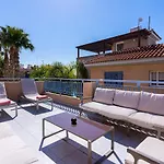 Summer Breeze Holiday Apartment With Pool