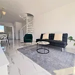 2Bd Garden Apartment